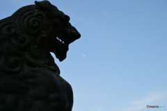 御嶽神社狛犬と月