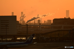 羽田から観る夕刻の京浜工業地帯