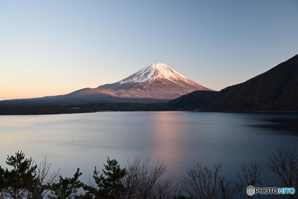 日没まもない本栖湖