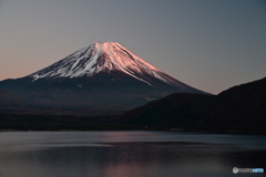 本栖湖からの赤富士２