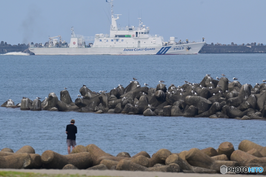 釣り人と巡視船