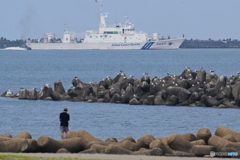 釣り人と巡視船
