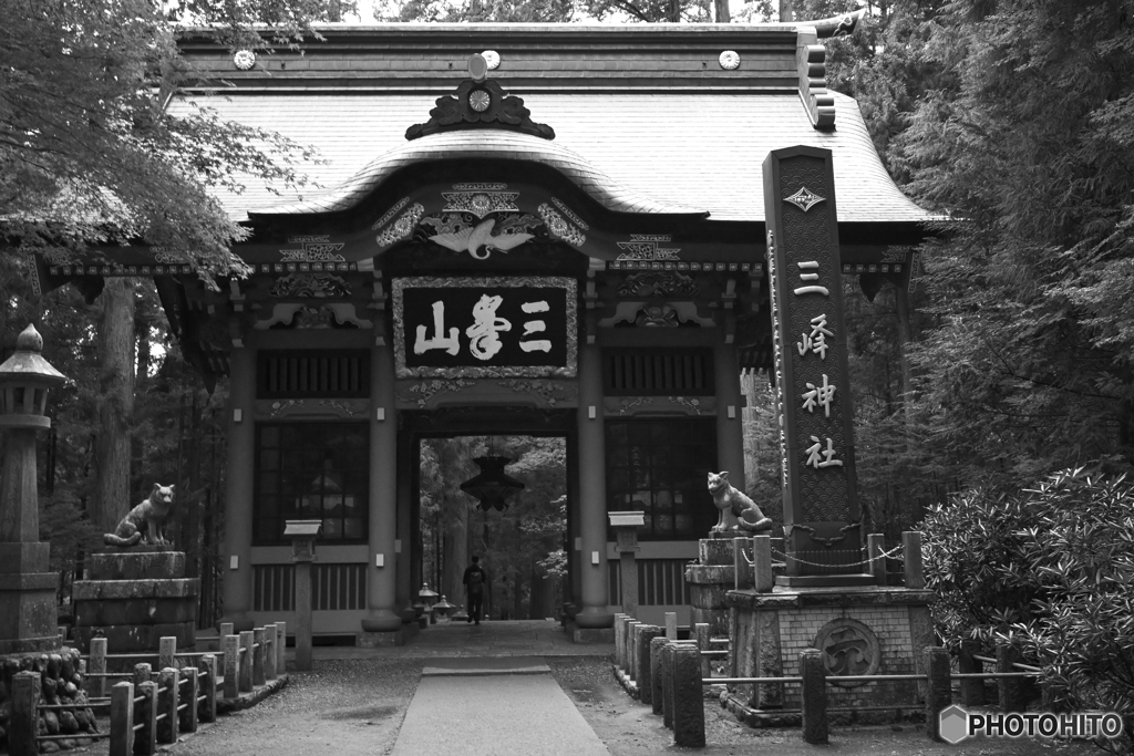 三峯神社随神門