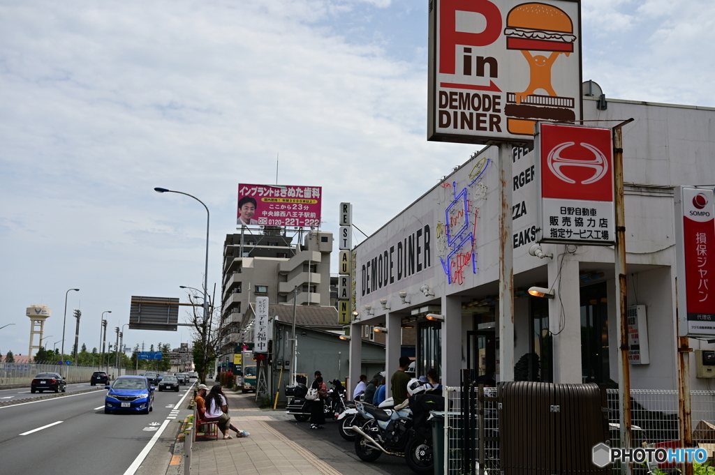 横田基地沿いの道路