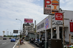 横田基地沿いの道路