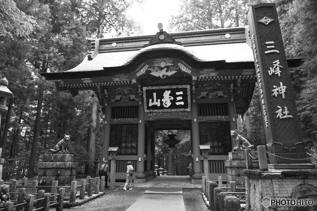 三峯神社隨神門