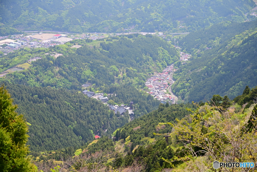 見延山頂から久遠寺を望む