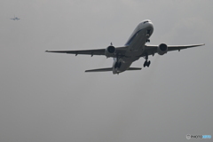 ANA機離陸後方に着陸機迫る