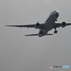 ANA機離陸後方に着陸機迫る