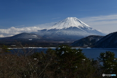富士山と本栖湖と空