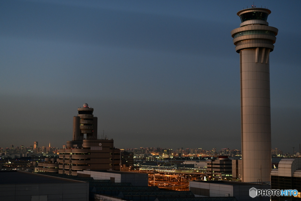 夕方の羽田空港管制塔