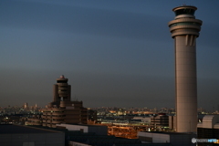 夕方の羽田空港管制塔