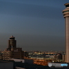 夕方の羽田空港管制塔