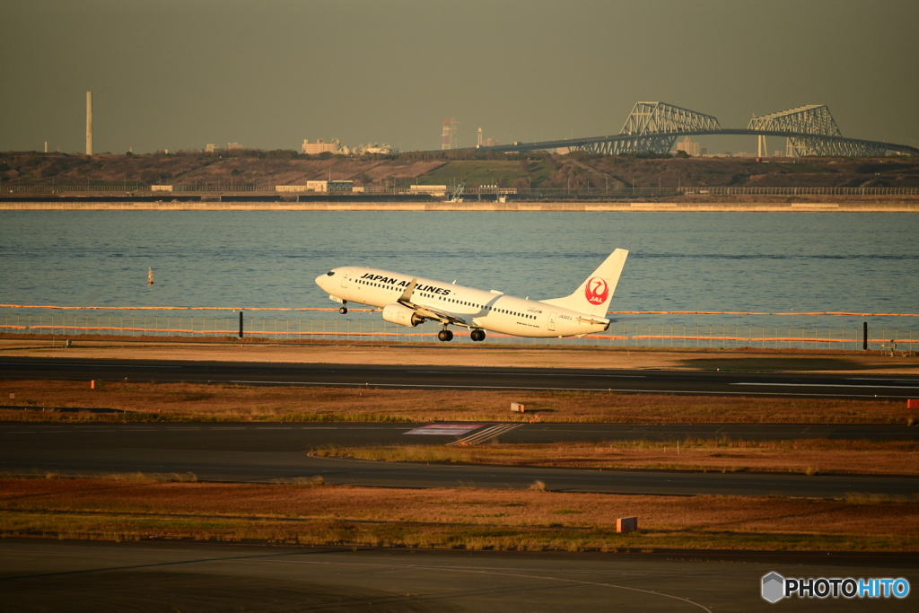 ベイブリッジ背景に離陸中