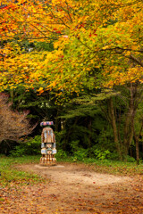 紅葉の下の彫像