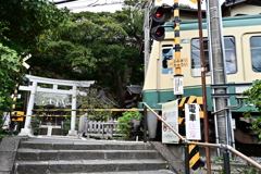 御霊神社付近を通過する江ノ電