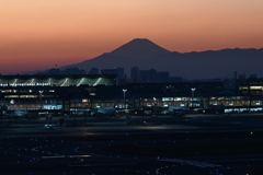 夕暮れの羽田空港からの富士山