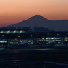 夕暮れの羽田空港からの富士山