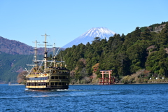 芦ノ湖の海賊船