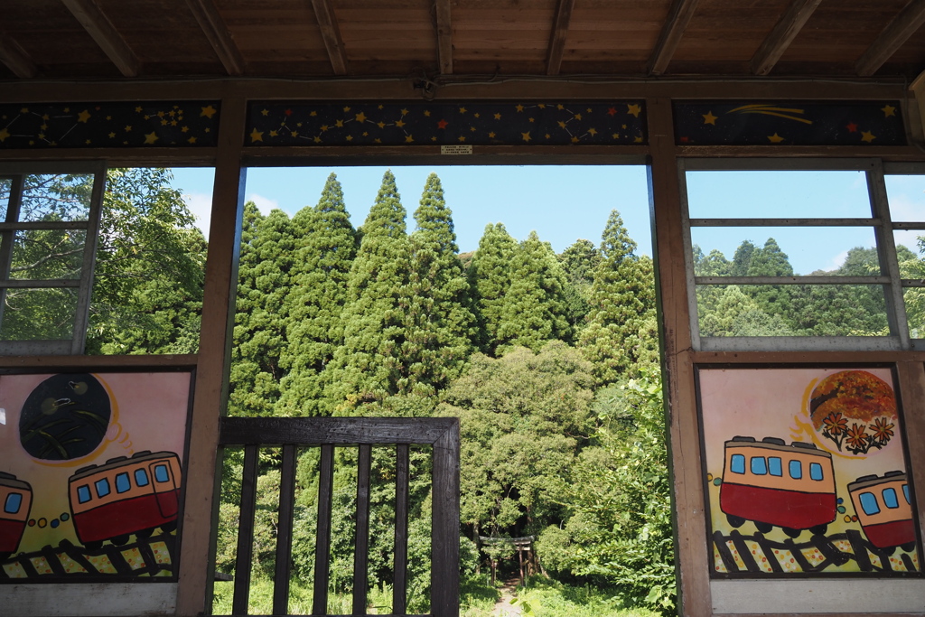 夏の改札