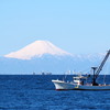 富士と漁船