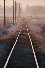 夜明けの鉄路