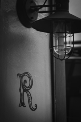「R」