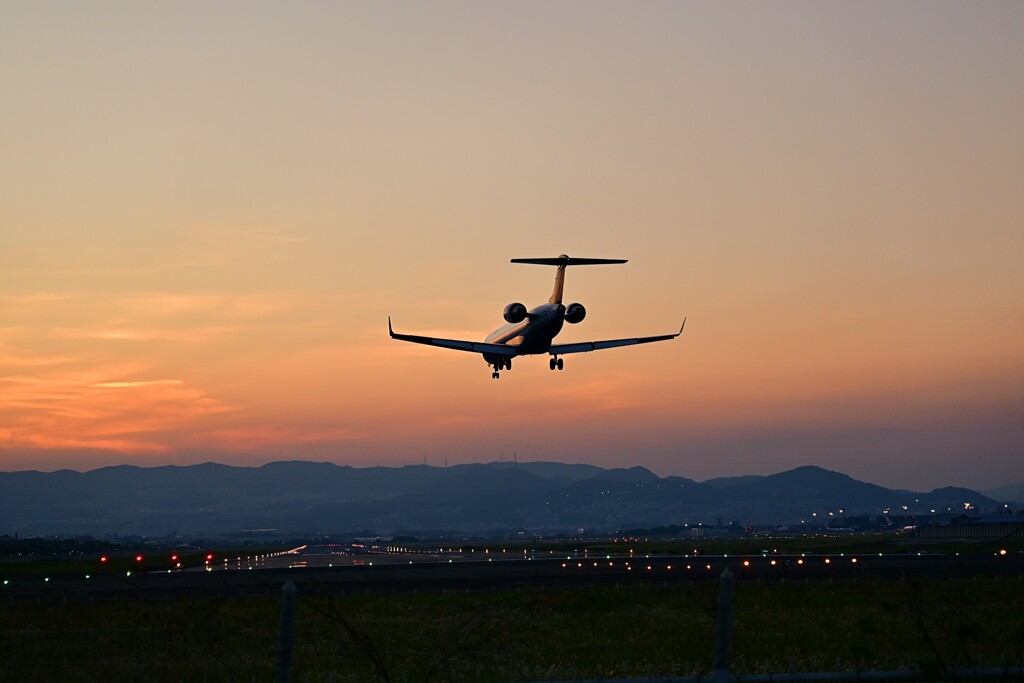 夕焼けの中の飛行機