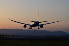 夕焼けの中の飛行機