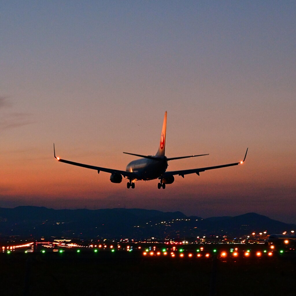 夕焼けの中のJAL