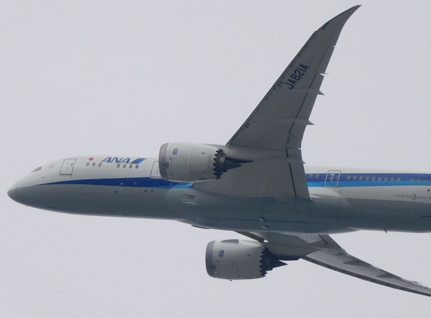 雲天の中の飛行機