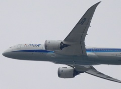 雲天の中の飛行機