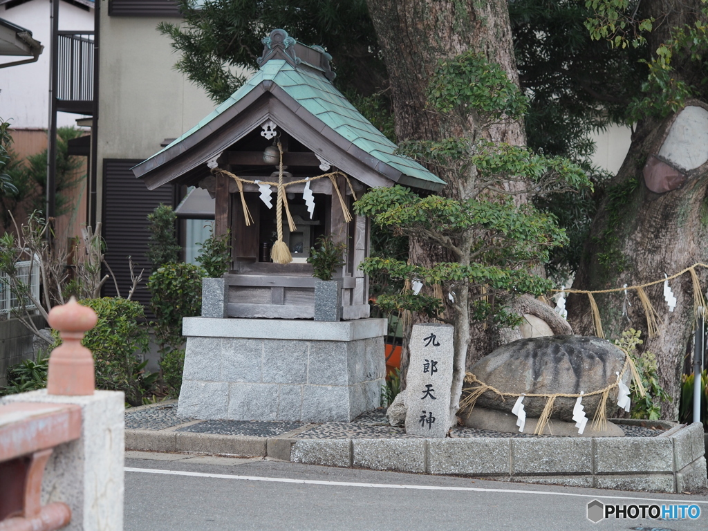 橋のたもとの神様