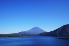 本栖湖と富士山