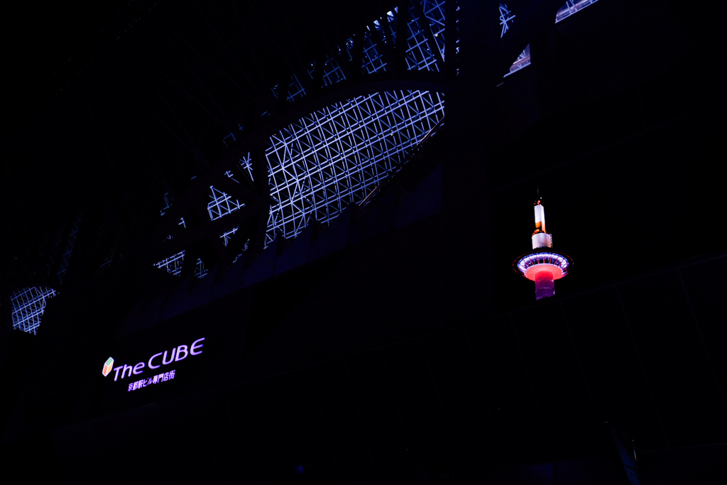 暗がりにぽっかり浮かぶ