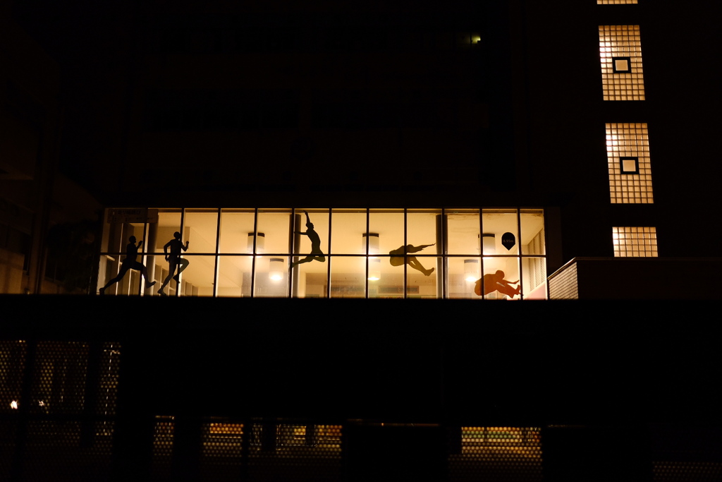 夜の学校で"走り幅跳び"