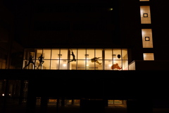 夜の学校で"走り幅跳び"