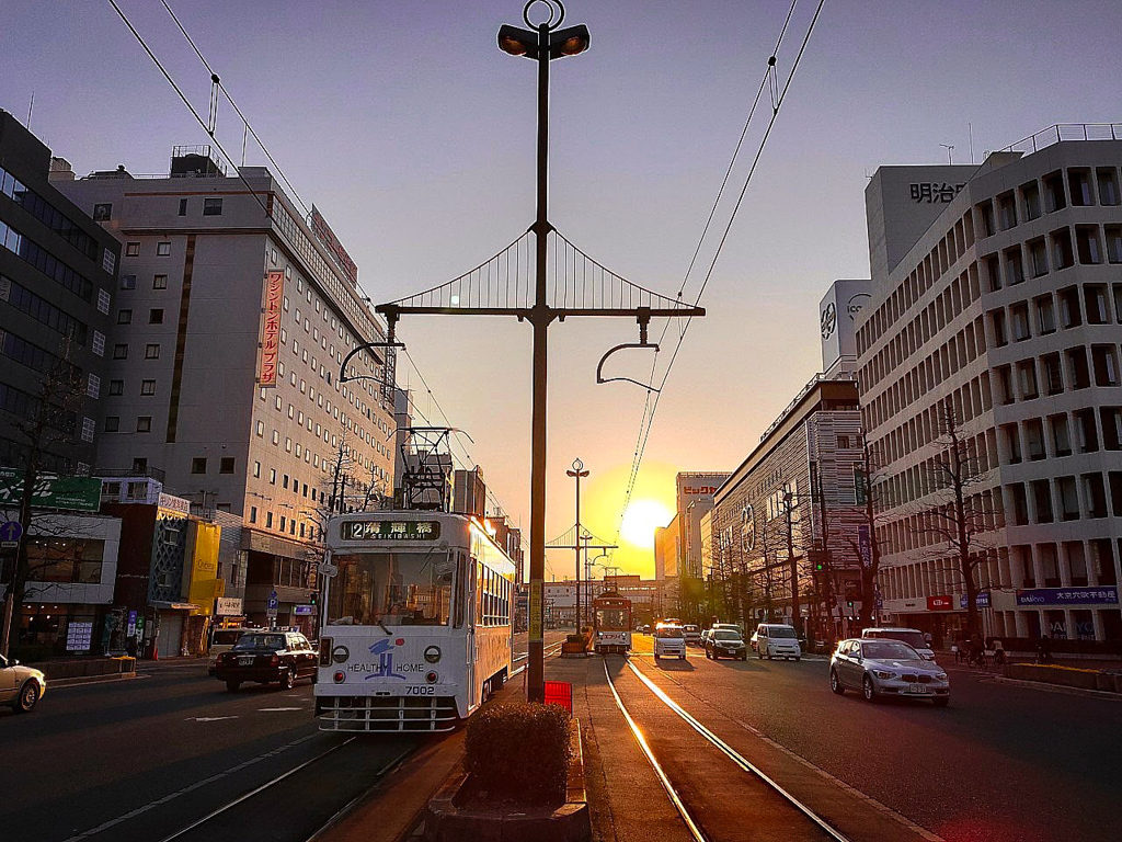 夕陽に光る路面のレール