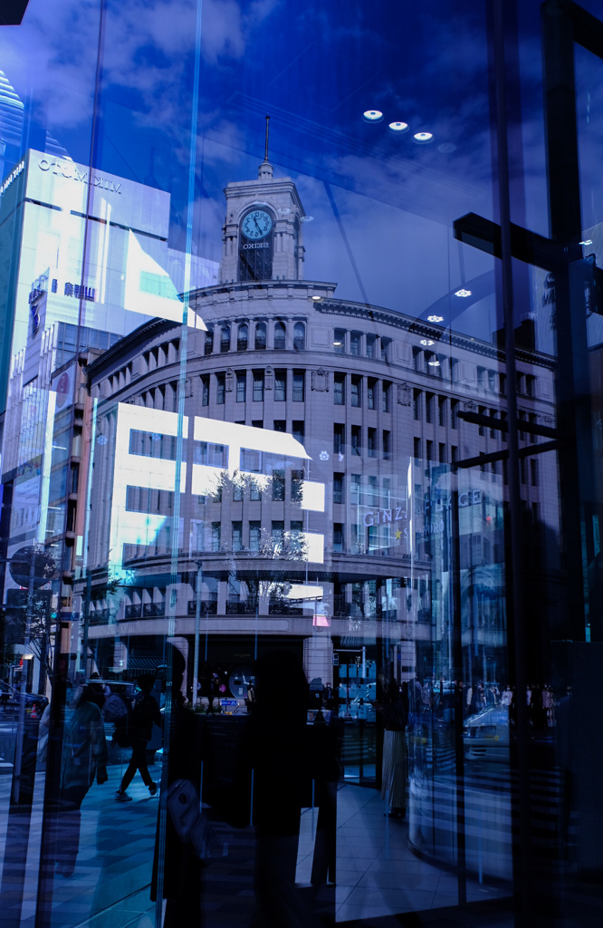 反転世界の空の青