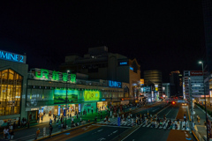 新宿南口の青と緑