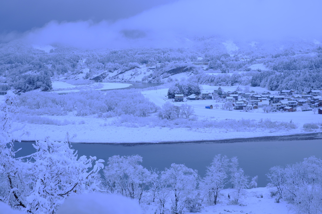 雪煙る里