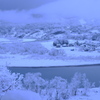 雪煙る里