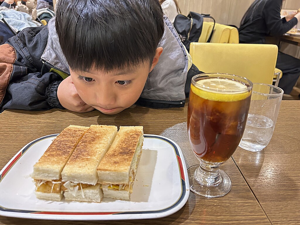ん～どっから食べよう