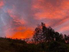 家の前の山の朝焼け