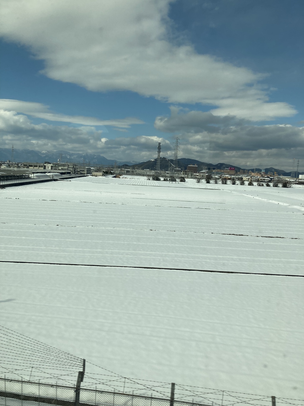 新幹線の中から雪景色