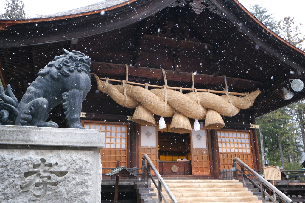 雪降る諏訪大社