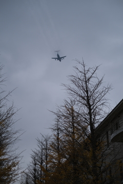 曇り空に航跡
