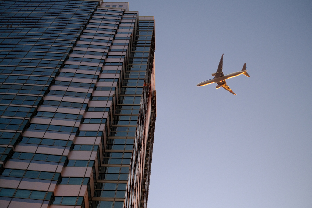 恵比寿ガーデンプレイスタワーと飛行機