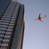 恵比寿ガーデンプレイスタワーと飛行機