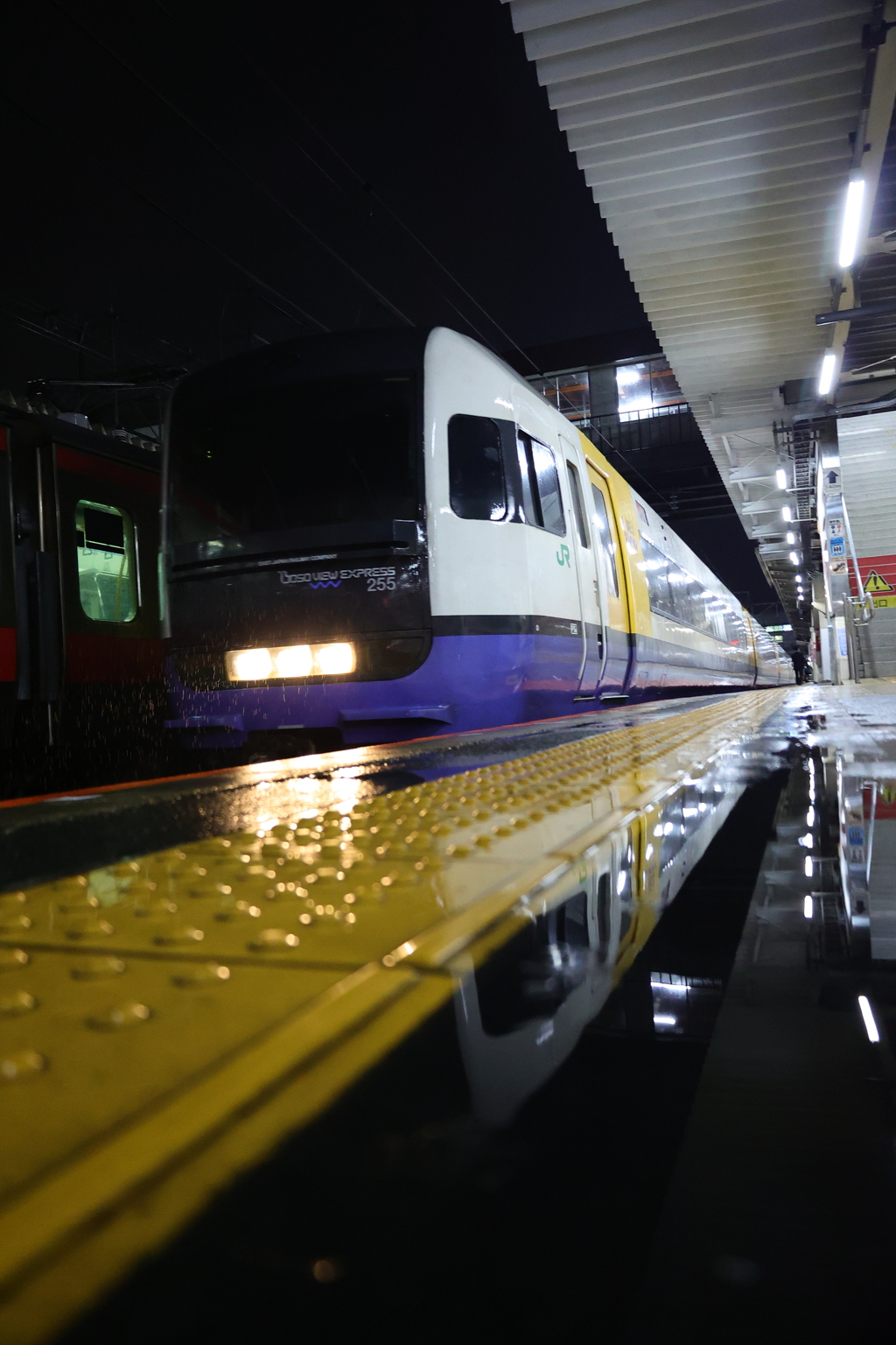 闇を切って雨を切って